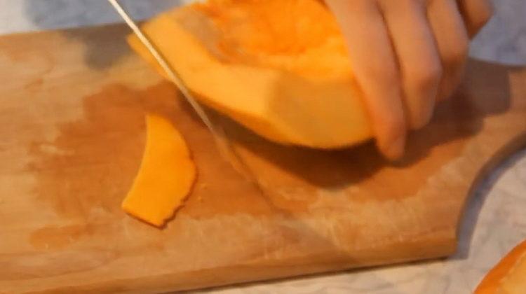 Prepara gli ingredienti per cucinare.