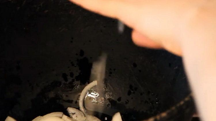 Tostare, friggere le cipolle