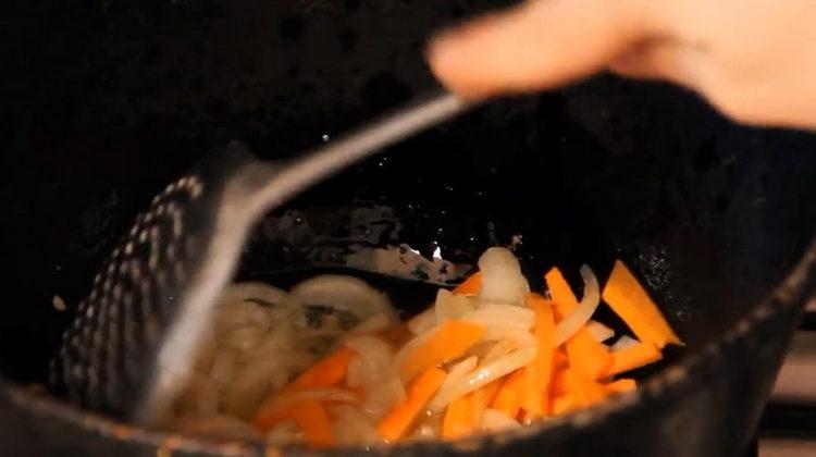 Friggere le patate per cucinare