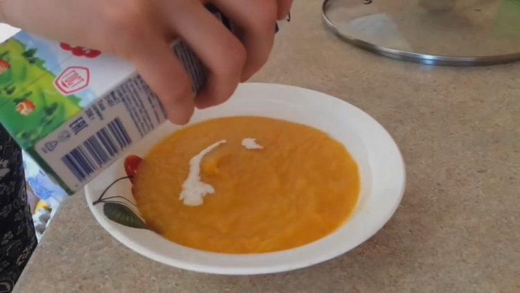 Adăugați smântână pentru a găti