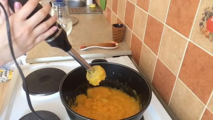 Se macină ingredientele pentru a pregăti masa.