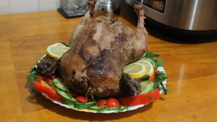 o pato na panela lenta está pronto