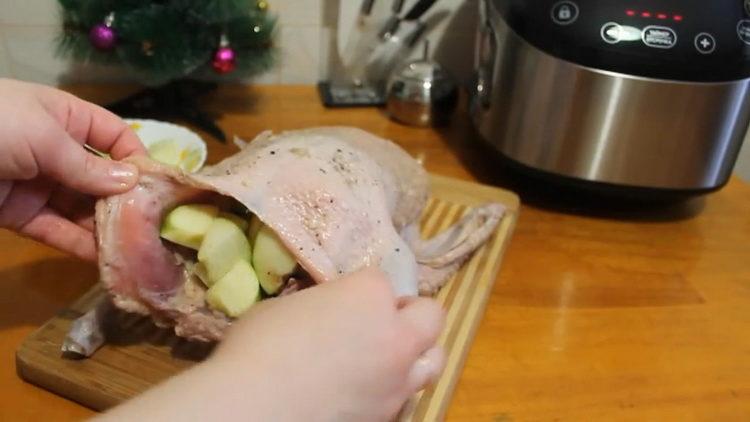 Coloque as maçãs no pato para fazer o pato