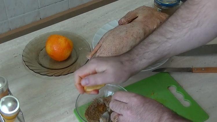 Mezcla los ingredientes para cocinar.