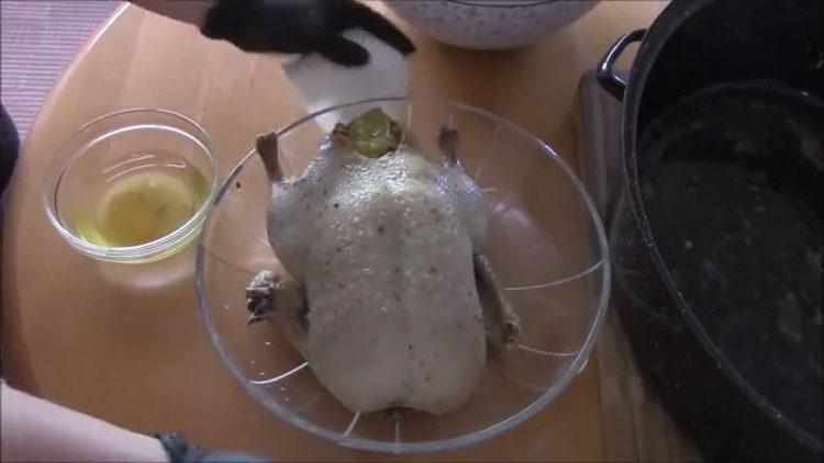 Mariner ingredienserne til madlavning.