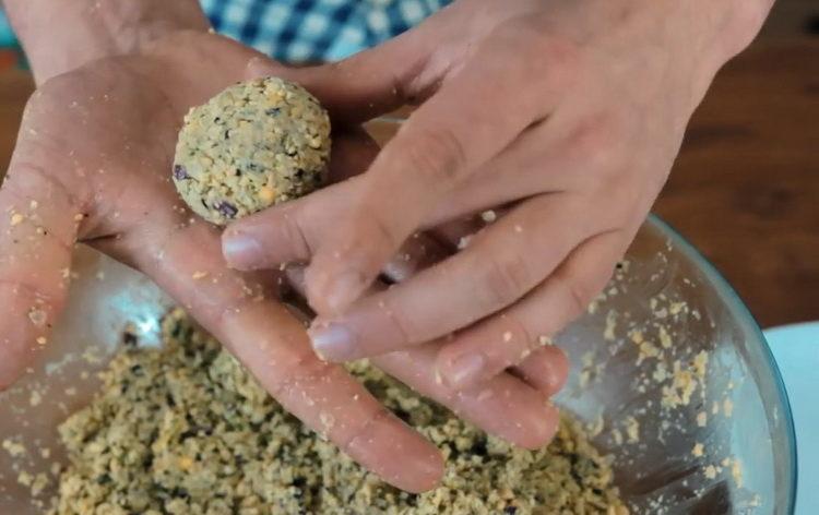 Ciega una pelota para preparar una comida