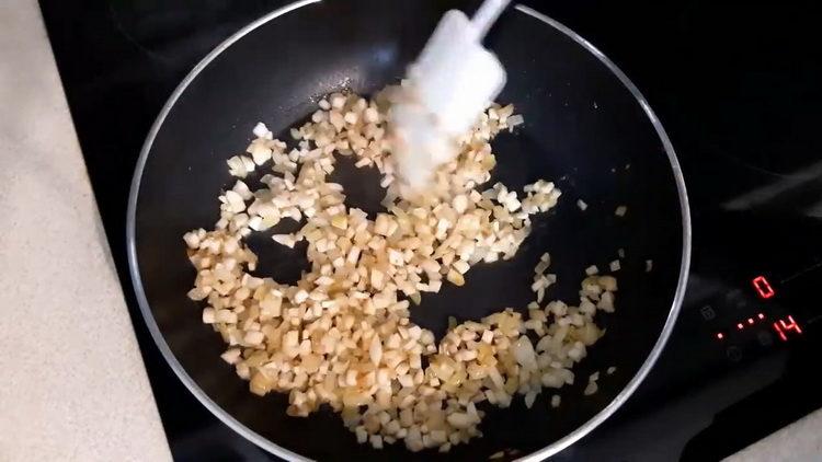 За да готвите, запържете гъбите