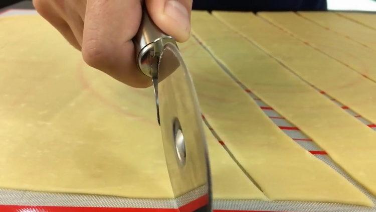 Pro přípravu pokrmu nakrájejte těsto