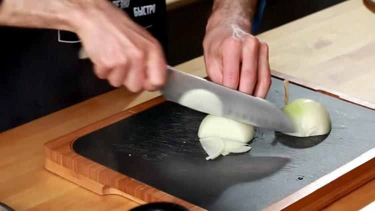 Pentru a găti, toacă ceapa