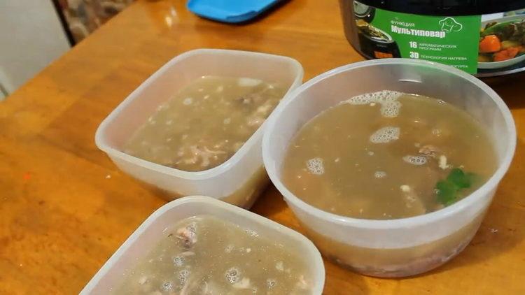 Despeje a carne no caldo para cozinhar