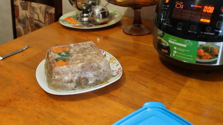 Como aprender a cozinhar uma geléia deliciosa em um fogão lento, de acordo com uma receita simples