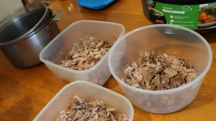 Coloque os ingredientes na panela para preparar o prato.