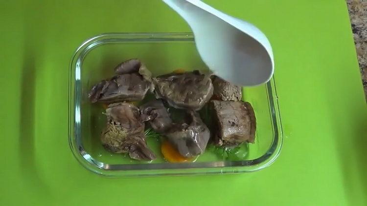 Put the meat to cook