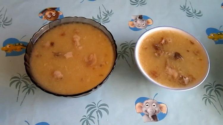 Häll buljongen i formar för matlagning