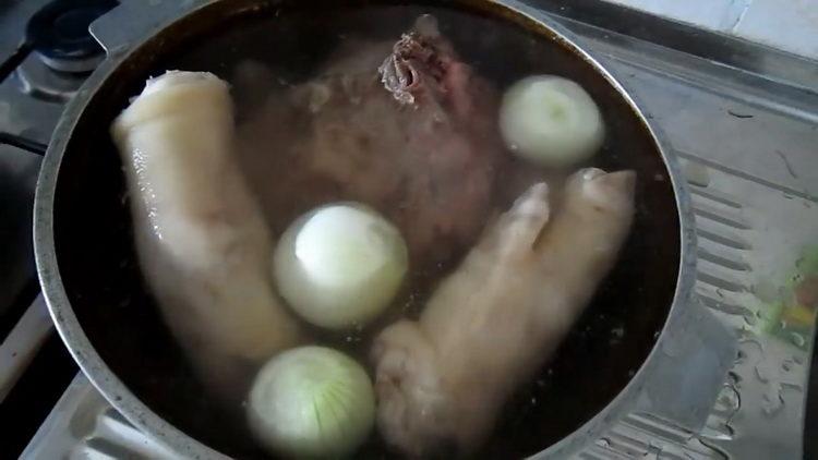 Lägg lök för att laga mat