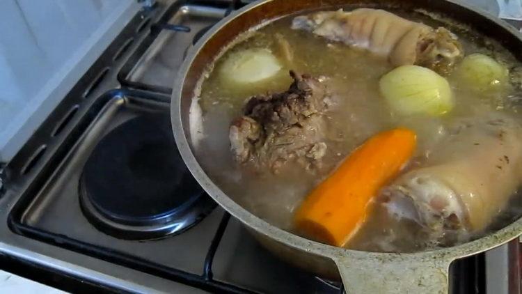 Blanda ingredienserna för att laga mat.