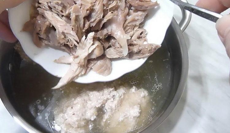 Смесете съставките за готвене.