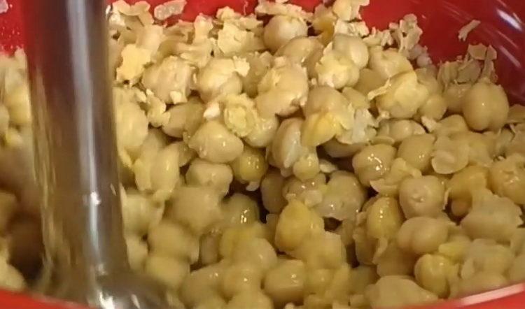 טוחנים את החומרים לבישול.