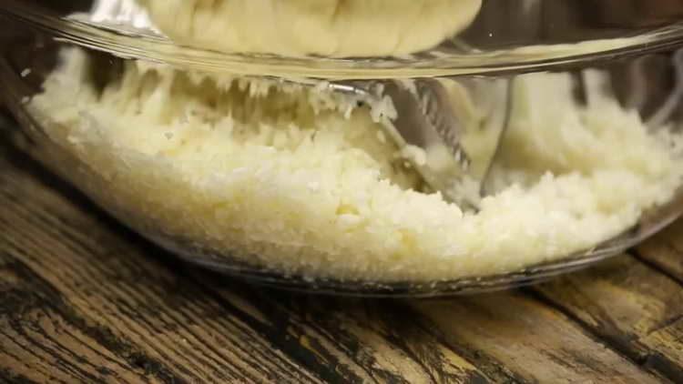 couve-flor ralada em um ralador