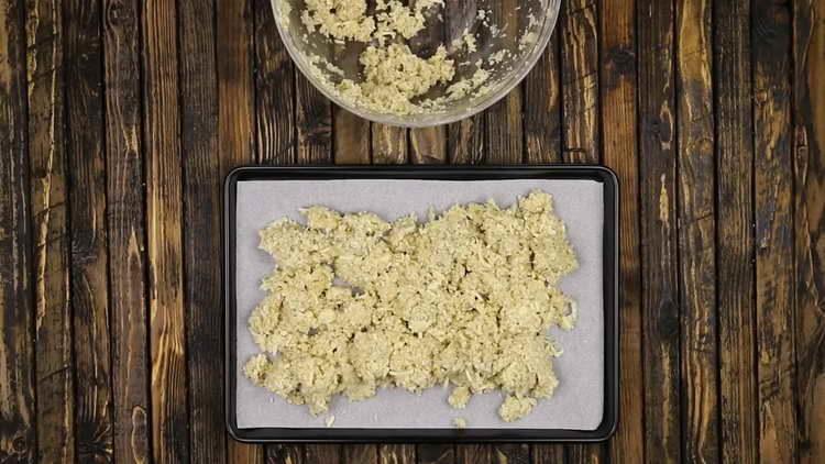 coloque a massa em uma assadeira