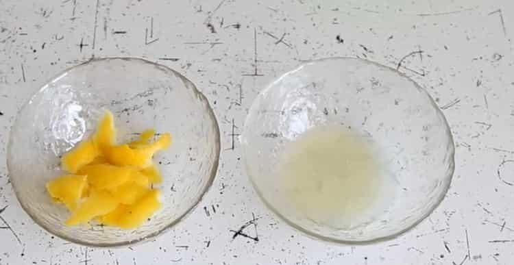 Amestecă ingredientele pentru a găti.