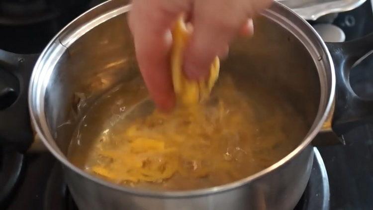 Para cozinhar, frite a massa