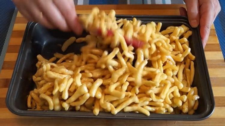 Para preparar o prato, despeje a massa com calda