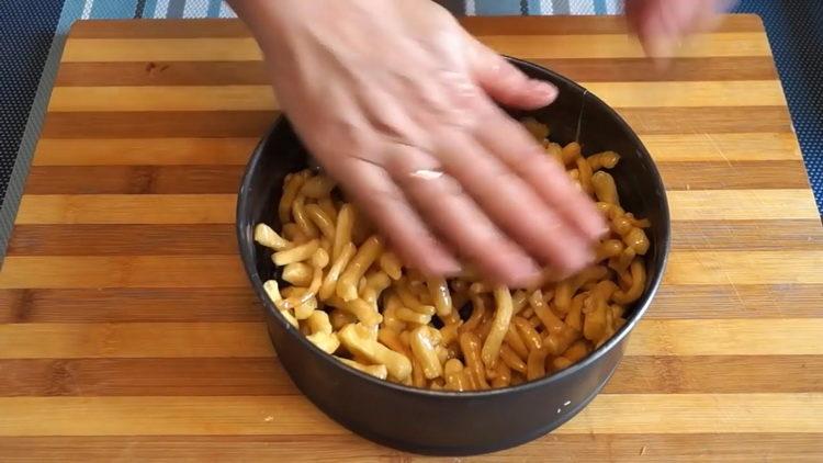 Para preparar o prato, coloque a massa no molde