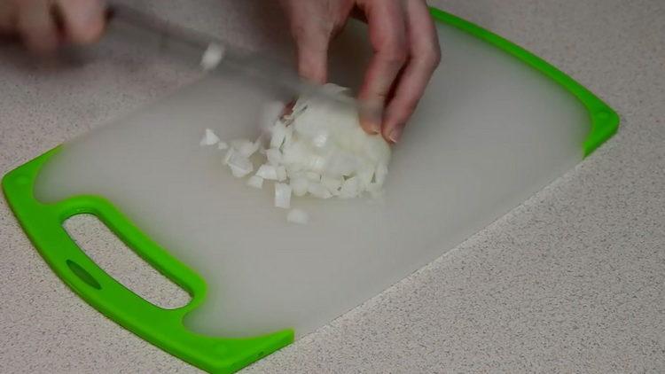 קוצצים את הבצל