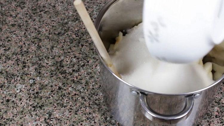 mezclar peras con azúcar