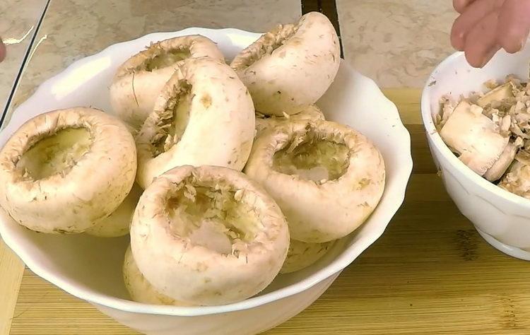гъби, пълнени с пиле и сирене във фурната