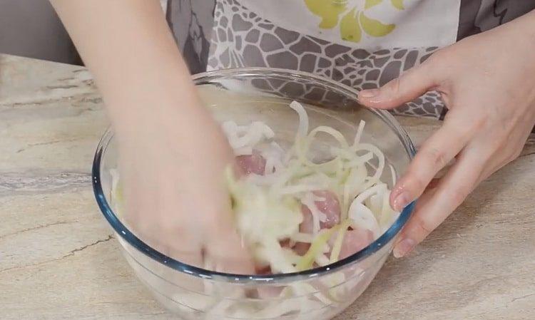 Mix the ingredients to cook.