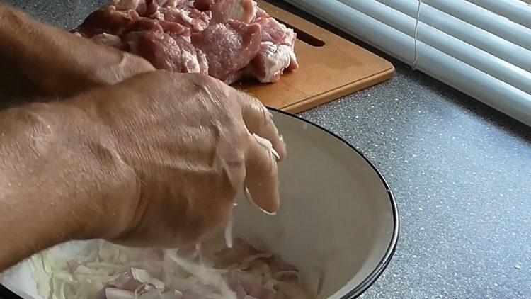 За да готвите, нарязвайте лука