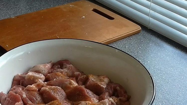 Смесете съставките за готвене.