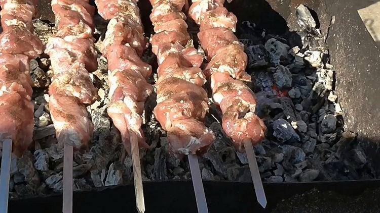 За да готвите, запържете месото