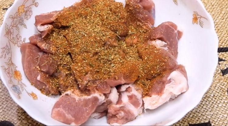 Prepara las especias para cocinar.