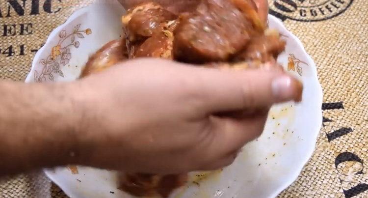 Mezcla los ingredientes para cocinar.