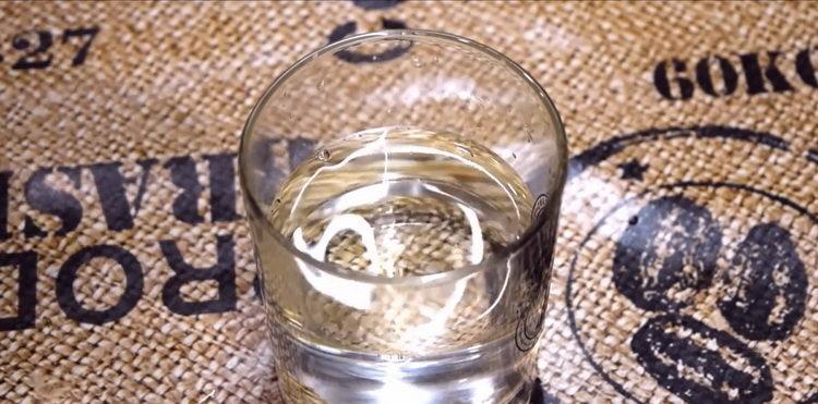 Prepara las especias para cocinar.