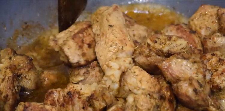 Shish kebab en una sartén según una receta paso a paso con foto