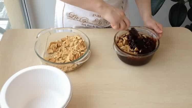 מערבבים את החומרים להכנת הארוחה.