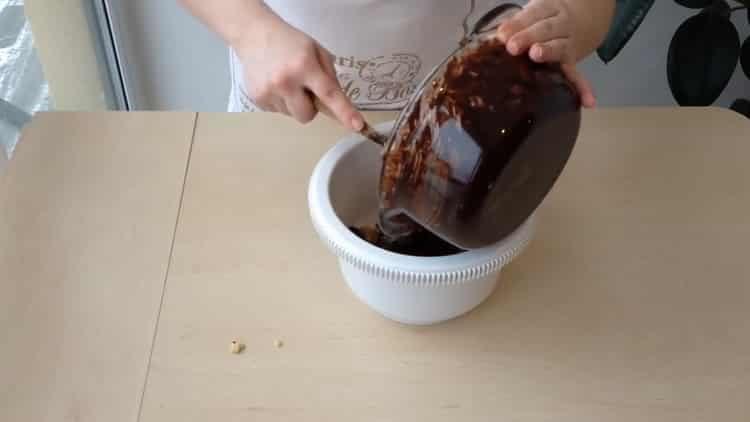 לוש היטב את החומרים לבישול.