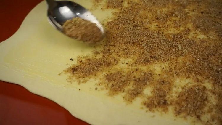 Pentru a pregăti strudelul, presărați coletul