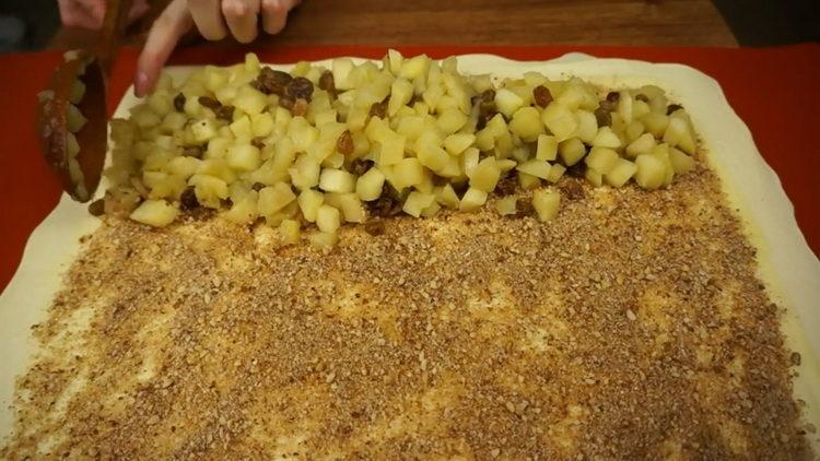 Pentru a pregăti strudelul, întindeți umplutura