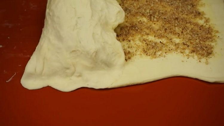 Răsuciți ruloul pentru a face strudelul