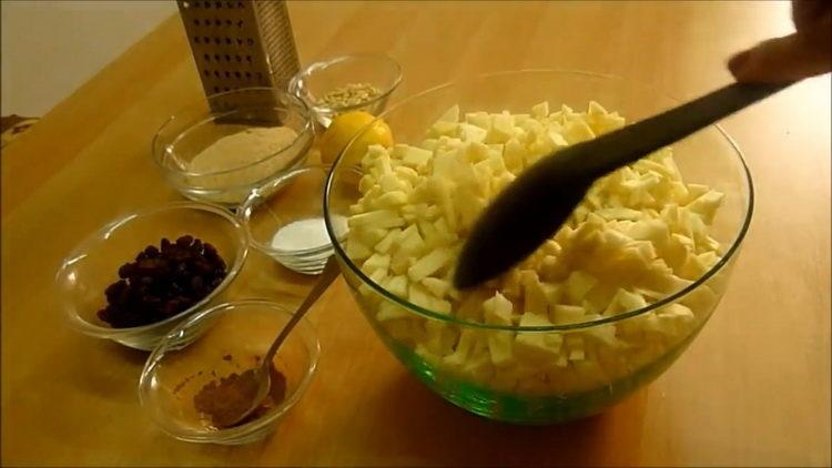 Jablka nakrájejte na pečení