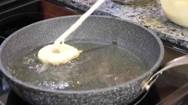 înmuiați merele în amestec