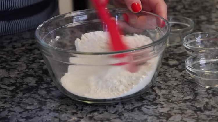 amestecă totul cu o spatulă