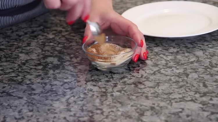 se amestecă separat zahărul și scorțișoara