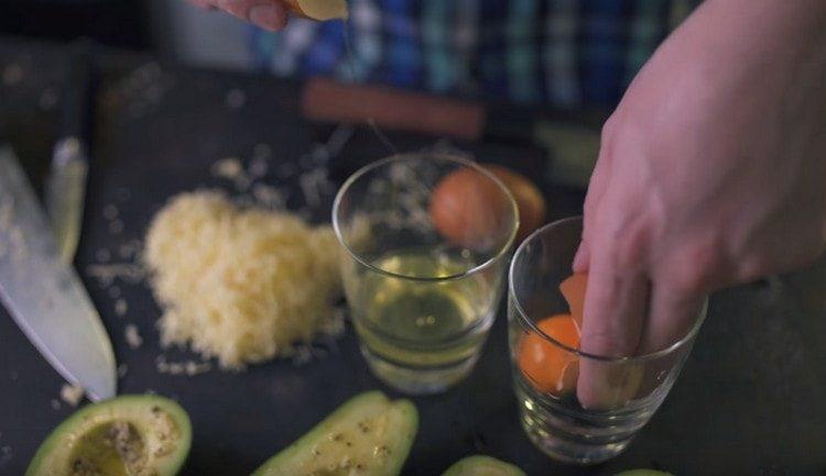 Împărțim ouăle în proteine ​​și gălbenușuri.