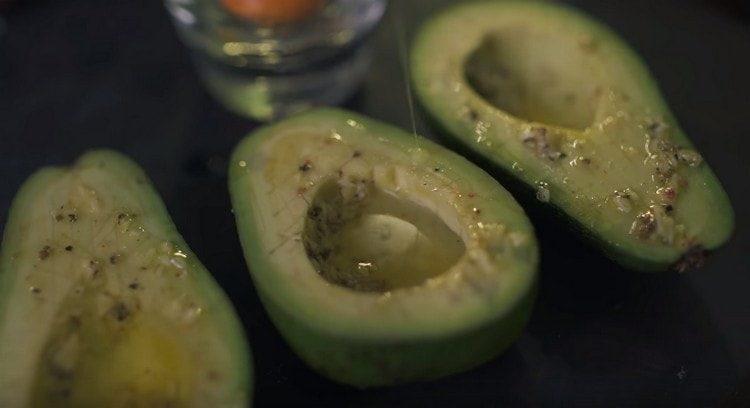 Umplem fiecare jumătate din avocado cu albus de ou.